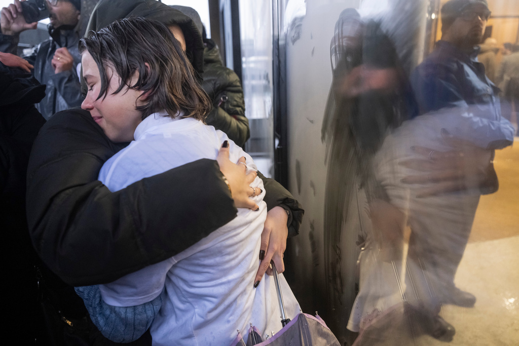 Crans-Montana, i parenti delle vittime si scagliano contro i coniugi Moretti al loro arrivo in procura