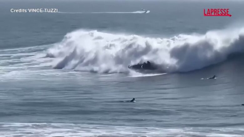 California, barca travolta dalle onde a Santa Cruz: il video dell'incidente
