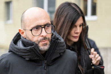 Crans-Montana, i parenti delle vittime si scagliano contro i Moretti. Denunciato il sindaco