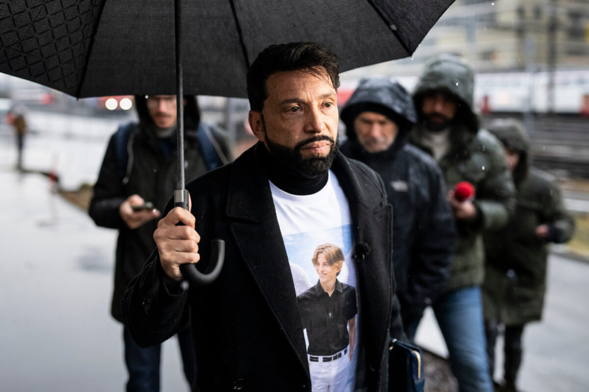 Crans-Montana, i parenti delle vittime si scagliano contro i Moretti. Denunciato il sindaco