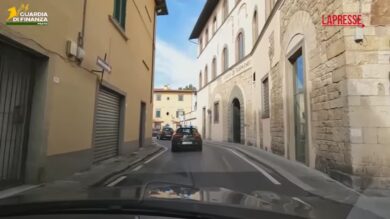 San Valentino, a Prato sequestrati 110mila articoli privi dei requisiti di sicurezza: il video del blitz