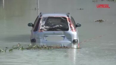 Emergenza maltempo nel Cosentino, una macchina bloccata nell’acqua e lungomare allagato