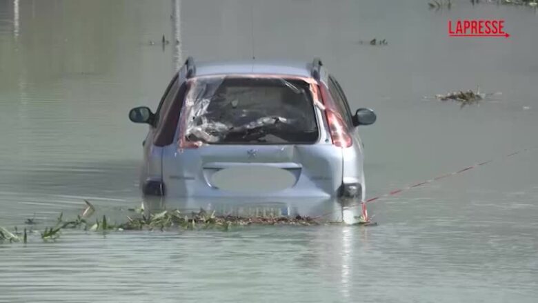 Emergenza maltempo nel Cosentino, una macchina bloccata nell’acqua e lungomare allagato