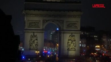 Parigi, armato di coltello aggredisce la polizia sotto l'Arco di Trionfo
