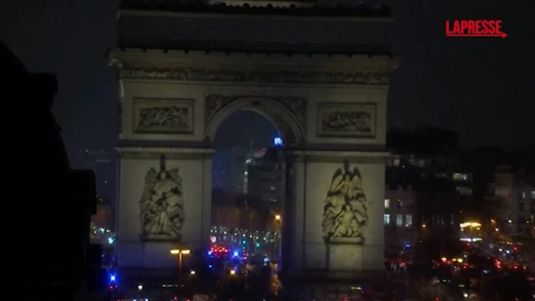 Parigi, armato di coltello aggredisce la polizia sotto l'Arco di Trionfo