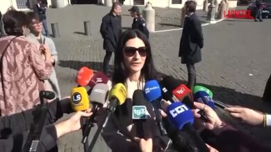 Sanremo 2026, Pausini al Quirinale si concede ai fan per i selfie: “Tutti gli italiani orgogliosi di Mattarella”