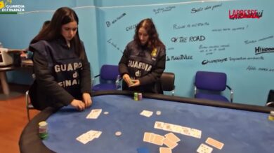 Varese, la Guardia di Finanza scopre una bisca clandestina: le immagini del blitz