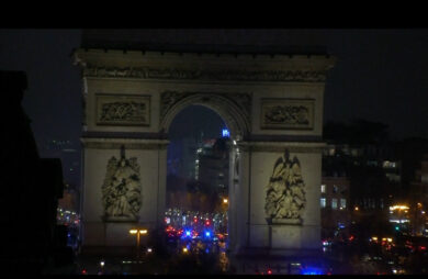 Parigi, con un coltello minaccia gli agenti all’Arco di trionfo: arrestato, si indaga per terrorismo