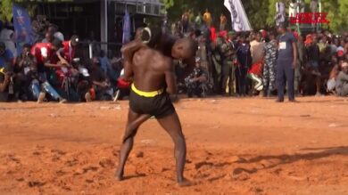Nigeria, al festival di Argungu va in scena la Dambe: le immagini dei combattimenti