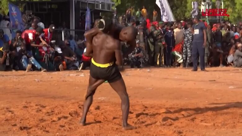 Nigeria, al festival di Argungu va in scena la Dambe: le immagini dei combattimenti