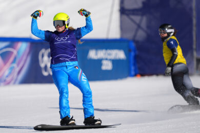 L'italiana Michela Moioli (6) festeggia durante le finali femminili di snowboard cross alle Olimpiadi invernali del 2026, a Livigno, Italia, venerdì 13 febbraio 2026. (AP Photo/Julia Demaree Nikhinson)