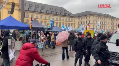 Germania, in 250 mila in piazza a Monaco contro regime Iran