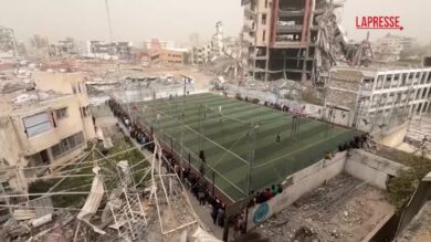 Gaza, tra le macerie dei palazzi i residenti si distraggono guardando una partita di calcio