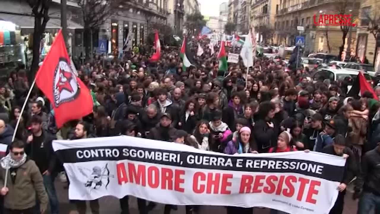 Napoli, manifestazione contro lo sgombero dei centri sociali: "Il governo ha fatto male i conti"