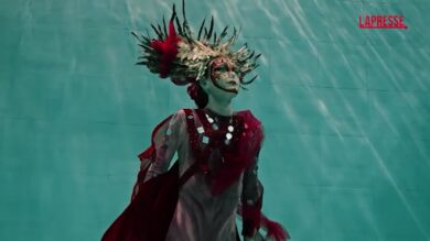 Alessia Zecchini, la campionessa del mondo di apnea dà il via al carnevale “sommerso”