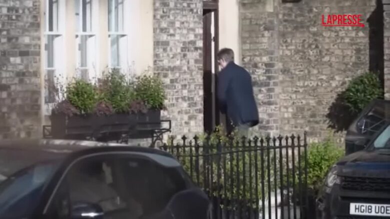 Caso Epstein, l'ex ambasciatore UK Mandelson lascia la sua abitazione di Londra