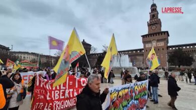 Milano, attivisti in piazza in difesa del Rojava e della liberazione di Öcalan