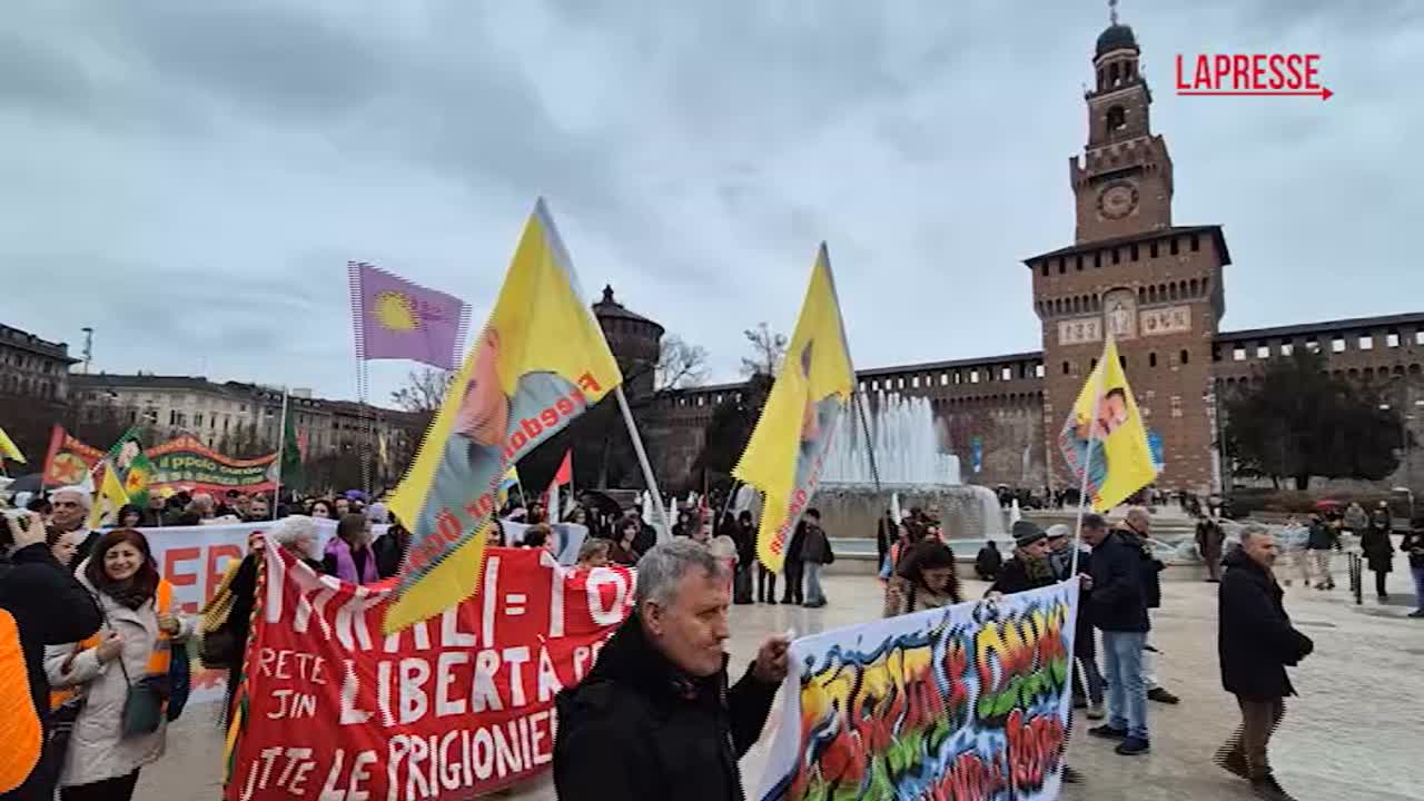 Milano, attivisti in piazza in difesa del Rojava e della liberazione di Öcalan