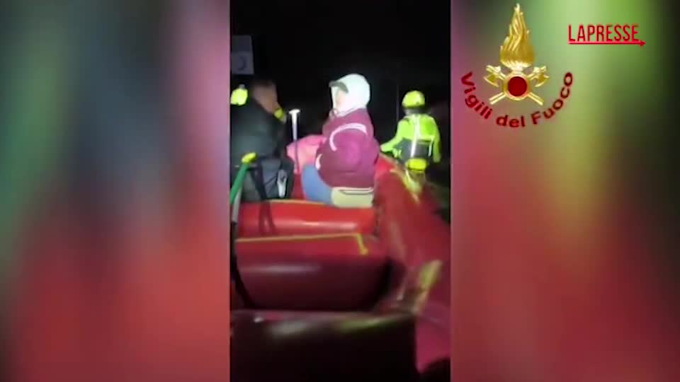 Maltempo, allagamenti e blackout nel cosentino: vigili del fuoco soccorrono residenti