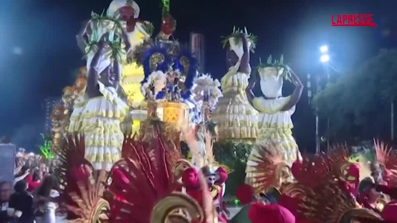 Brasile, al carnevale di San Paolo la spettacolare sfilata delle scuole di samba