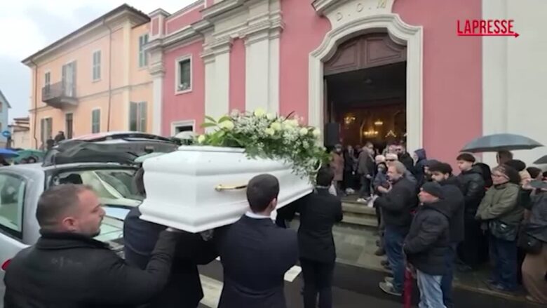 Zoe Trinchero, a Nizza Monferrato i funerali della 17enne: una folla a darle l'ultimo saluto