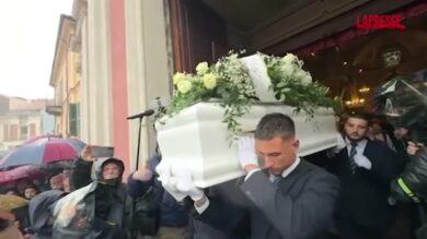 Zoe Trinchero, l'uscita del feretro dalla chiesa