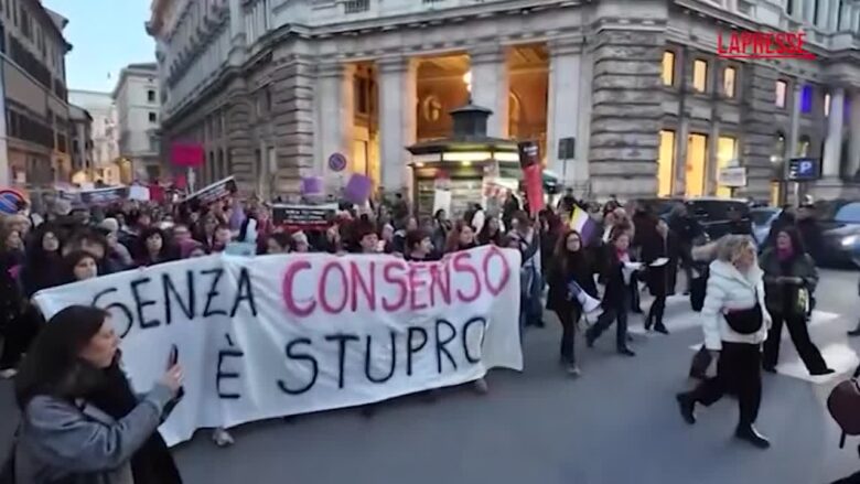 Roma, corteo “Non una di meno” contro Ddl Bongiorno passa vicino a Palazzo Chigi