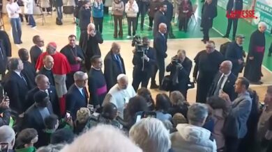 Papa Leone XIV, strette di mano e autografi in una palestra di Ostia