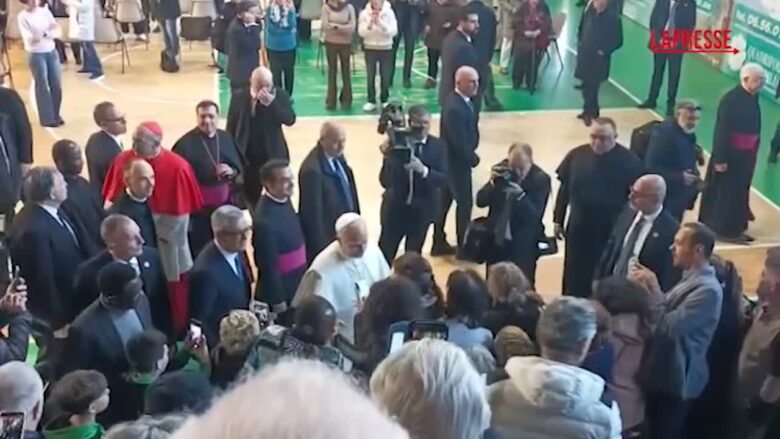 Papa Leone XIV, strette di mano e autografi in una palestra di Ostia