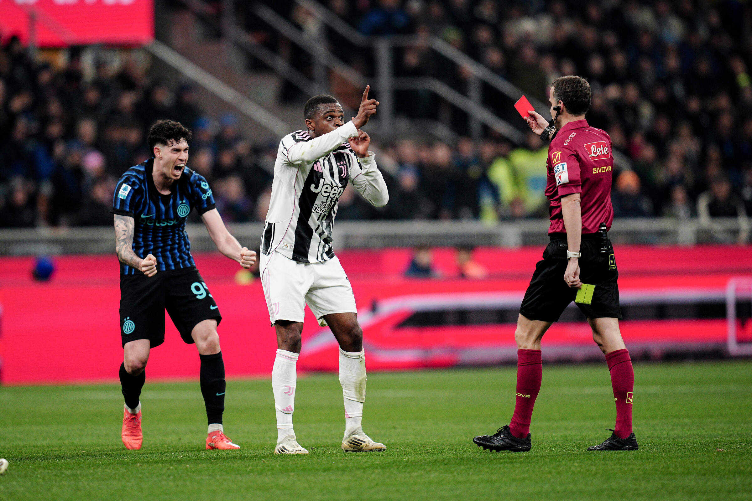 Inter-Juventus, Chiellini e Comolli: “Arbitraggio inaccettabile, non si può andare avanti così” 