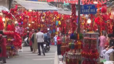 Vietnam, folla in strada ad Hanoi in vista del Capodanno lunare