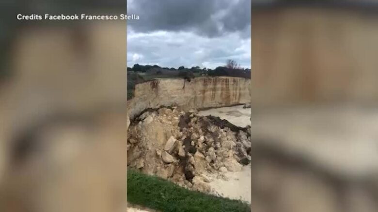 Maltempo, crolla l’arco dei Faraglioni di Sant’Andrea nel Salento