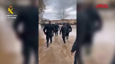 Spagna, i danni della tempesta Oriana: strade allagate, tetti divelti e alberi caduti