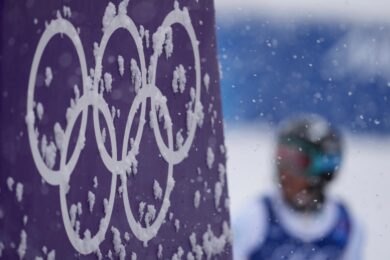 Commesso palestinese allontana tifosi israeliani in uno store di Milano-Cortina 2026, smentito licenziamento: “Solo spostato di turno”