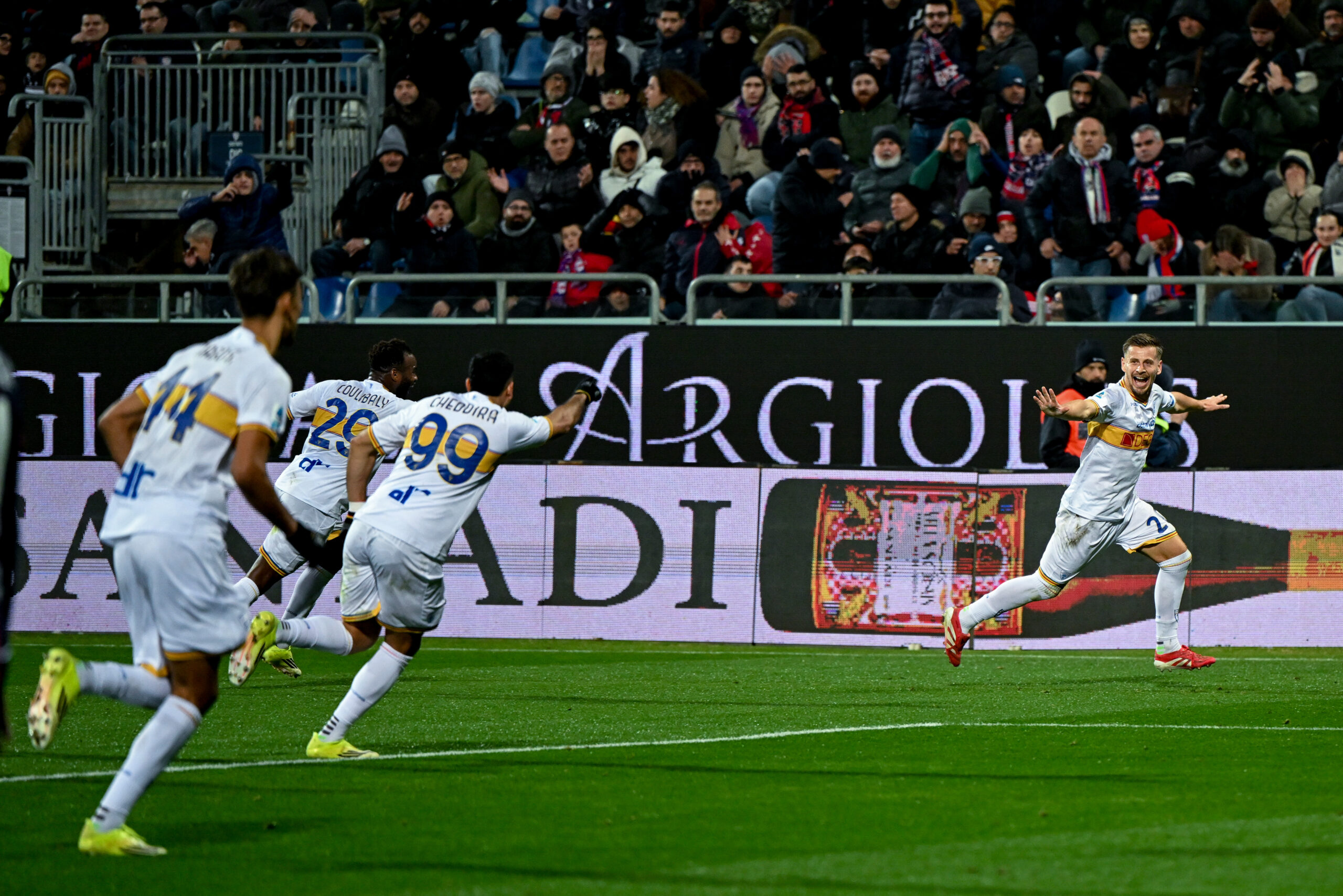 Cagliari-Lecce 0-2, scatto salvezza per i salentini con i gol di Gandelman e Ramadani Cagliari-Lecce 0-2, scatto salvezza per i salentini con i gol di Gandelman e Ramadani