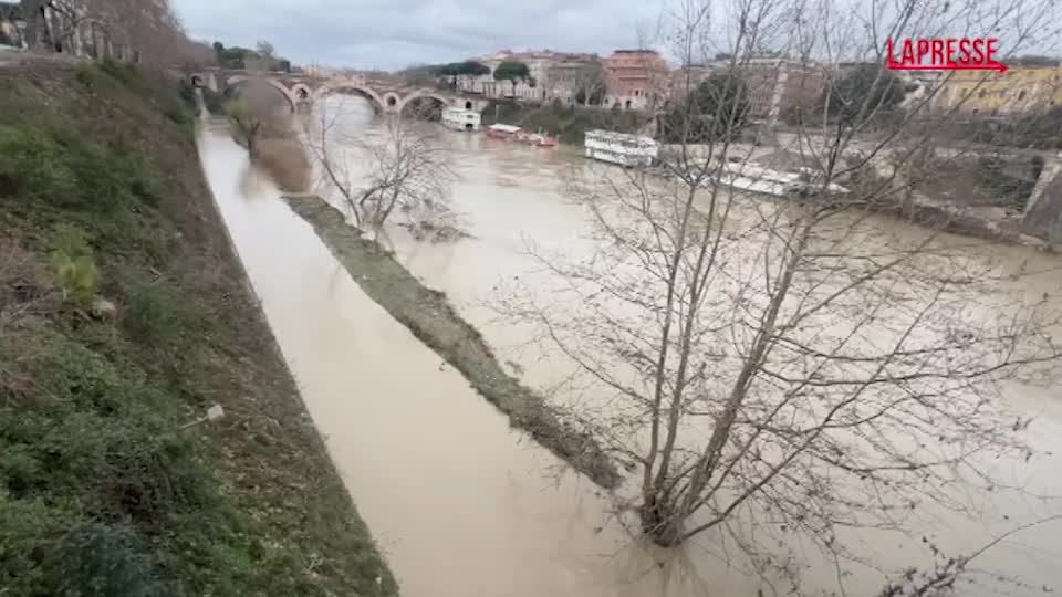 Roma, piena straordinaria del Tevere: ciclabili allagate e barconi a rischio