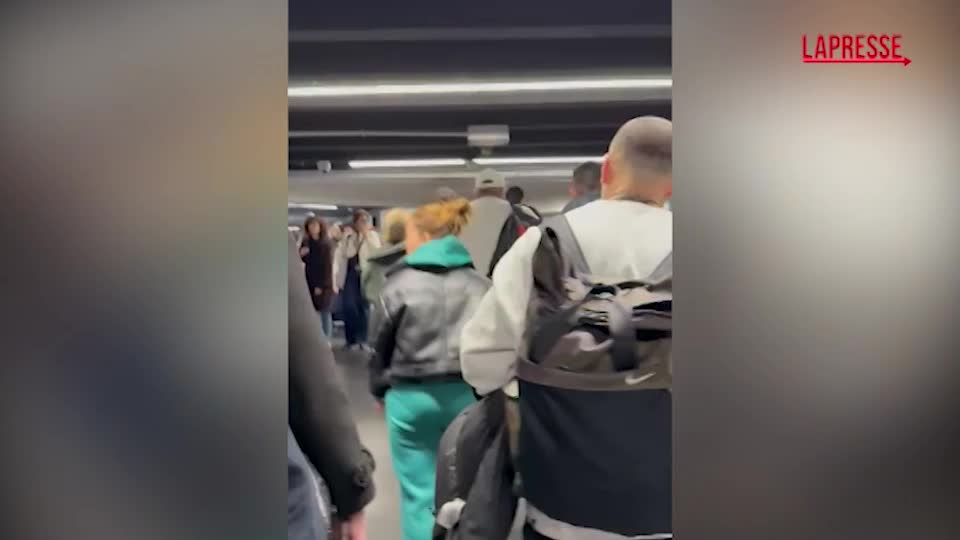 Roma, allarme antincendio a Termini: le immagini dell'evacuazione