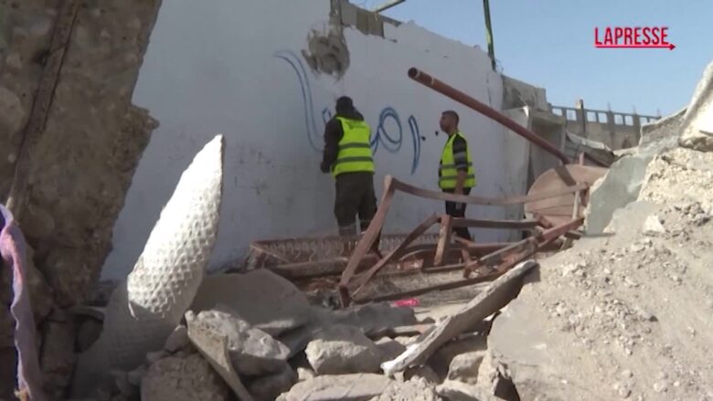 Gaza, il calligrafo Hani Dahman dà il benvenuto al Ramadan con un murale