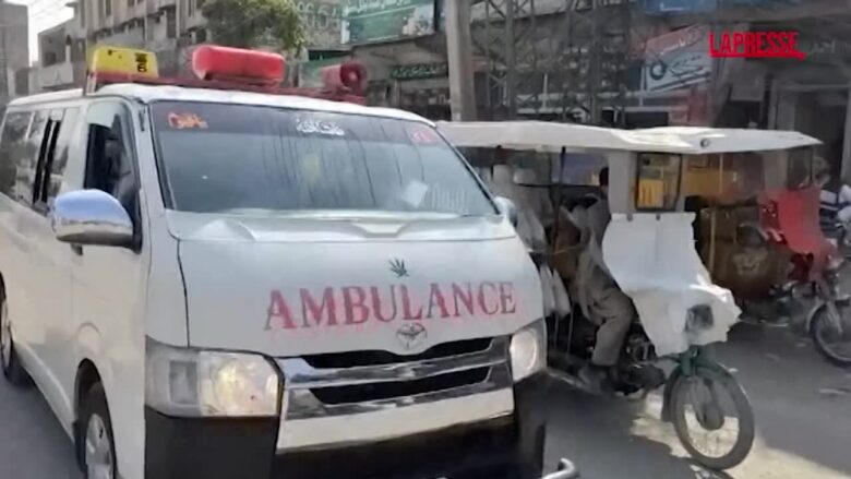 Pakistan, bomba su moto esplode davanti a stazione di polizia: due morti