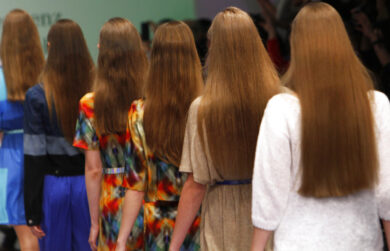 Capelli protetti da luce, calore e smog grazie a un biopolimero vegano