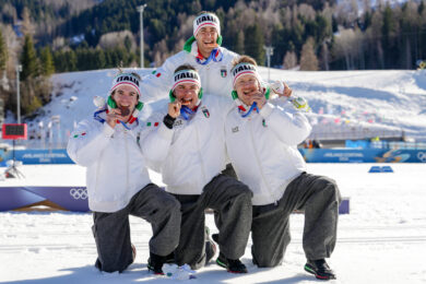 Davide Graz, Elia Barp, Martino Carollo e Federico Pellegrino in posa con il bronzo vinto nella staffetta maschile 4x7,5 km nello sci di fondo. (AP Photo/Kirsty Wigglesworth)