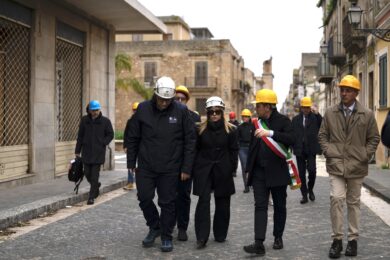 Frana Niscemi, Meloni in sopralluogo nella zona rossa: “Stanziati 150 milioni per il comune”