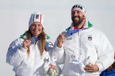 Michela Moioli e Lorenzo Sommariva mostrano l'argento vinto nello snowboard cross misto. (AP Photo/Lindsey Wasson)