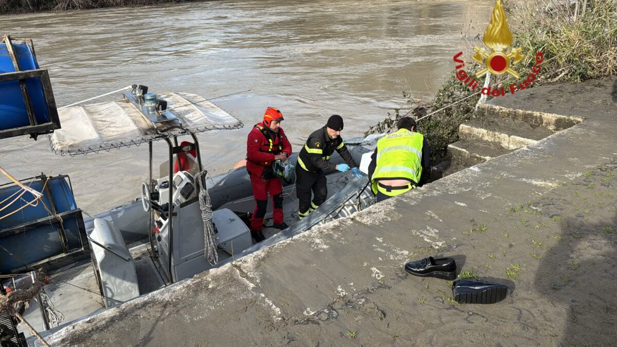Cade nel Tevere da Ponte Sisto: donna salvata dai vigili del fuoco a Roma Cade nel Tevere da Ponte Sisto: donna salvata dai vigili del fuoco a Roma