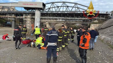 Cade nel Tevere da Ponte Sisto: donna salvata dai vigili del fuoco a Roma