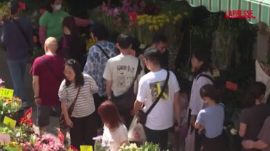 Hong Kong, mercato dei fiori affollato alla vigilia del Capodanno Lunare