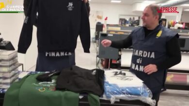 Olimpiadi 2026, la Gdf sequestra merchandising contraffatto a Como