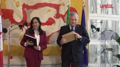 Tajani indossa il cappellino della nazionale canadese di hockey