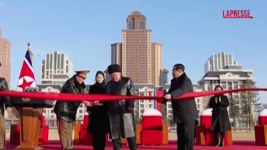 Corea del Nord, Kim Jong Un inaugura quartiere residenziale per le famiglie dei soldati uccisi in Ucraina