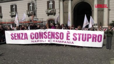Ddl violenza donne, presidio in piazza del Plebiscito a Napoli: "Tradito l'accordo tra Meloni e Schlein"